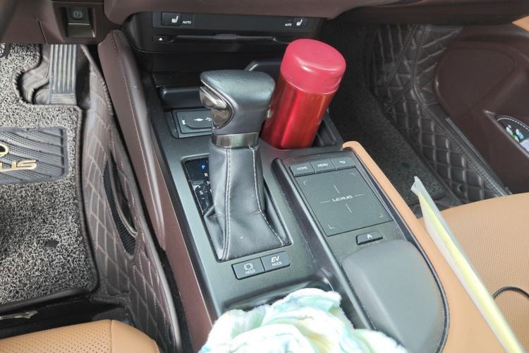 Used Lexus ES 2018 300h Premier Edition China VI Standard Gear Lever
