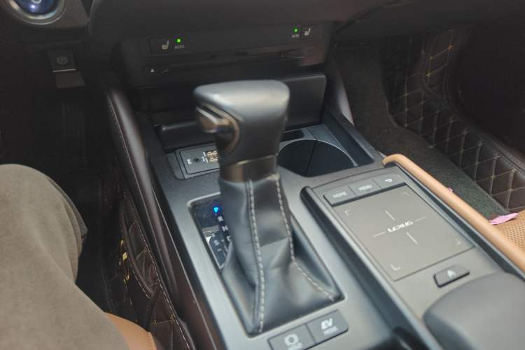 Used Lexus ES 2018 300h Premier Edition China VI Standard Gear Lever