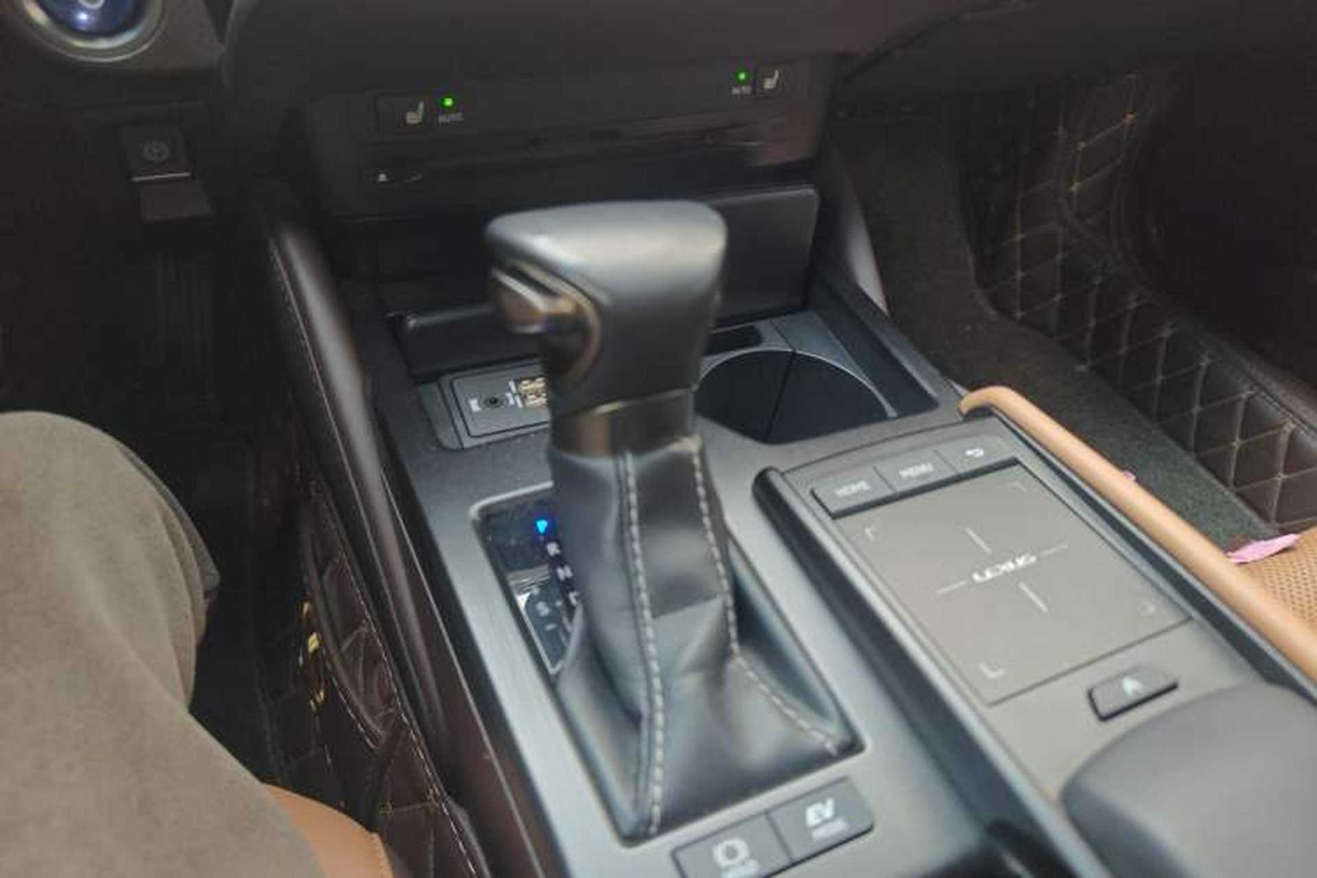 Used Lexus ES 2018 300h Premier Edition China VI Standard Gear Lever