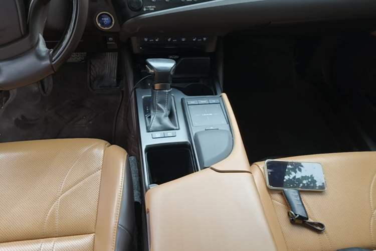 Used Lexus ES 2018 300h Executive Version China V Standard Gear Lever