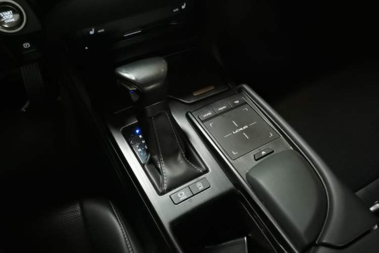 Used Lexus ES 2018 200 Excellence Edition China VI Standard Gear Lever