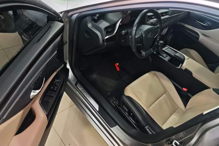 Used Lexus ES 2018 200 Luxury Edition China V Standard Interior 3