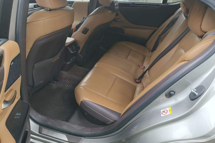 Used Lexus ES 2018 300h Executive Version China V Standard Left Rear Seat