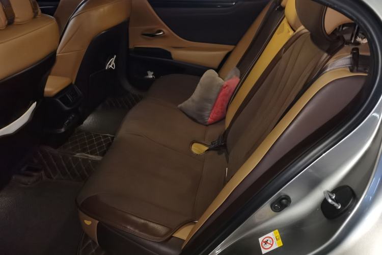 Used Lexus ES 2018 200 Excellence Edition China V Standard Left Rear Seat