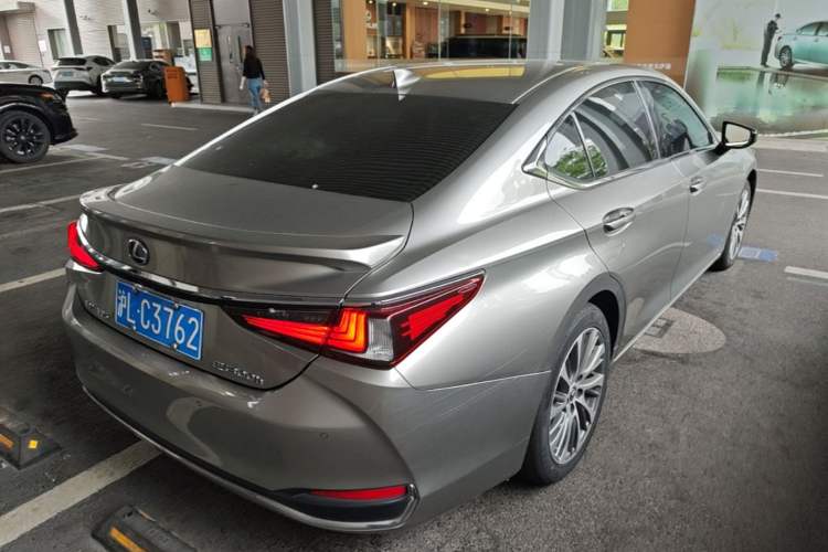 Used Lexus ES 2018 300h Premium Edition China V Standard Rear Right 45 Deg