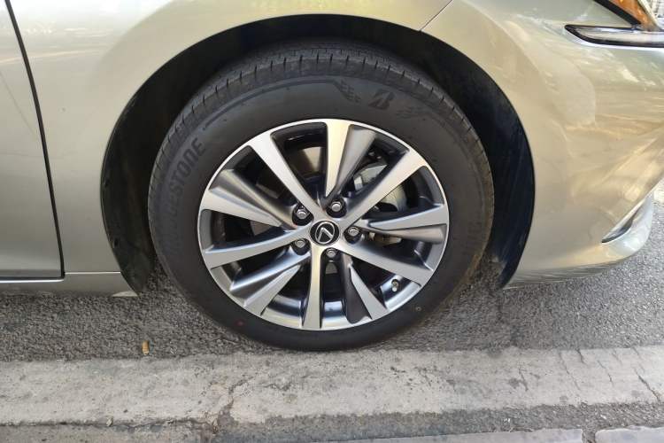Used Lexus ES 2018 200 Excellence Edition China V Standard Right Front Wheel Hub