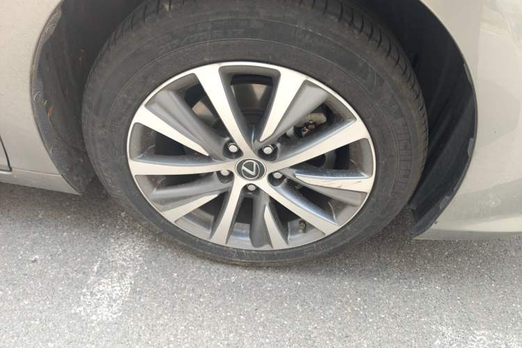 Used Lexus ES 2018 300h Premier Edition China VI Standard Right Front Wheel Hub
