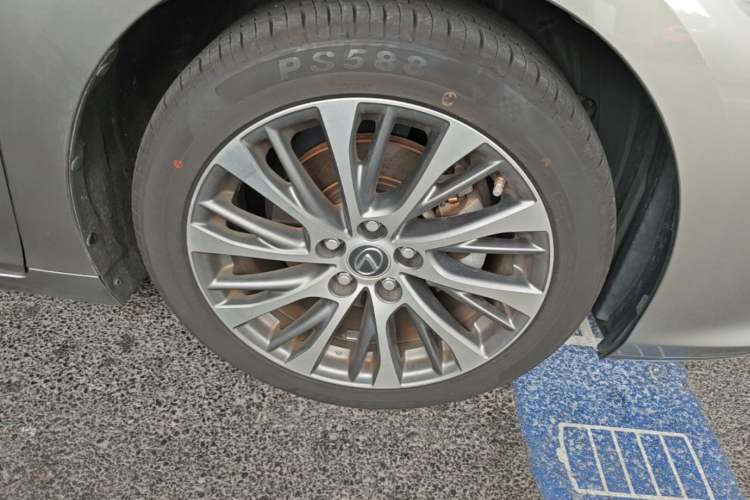 Used Lexus ES 2018 300h Premium Edition China V Standard Right Front Wheel Hub