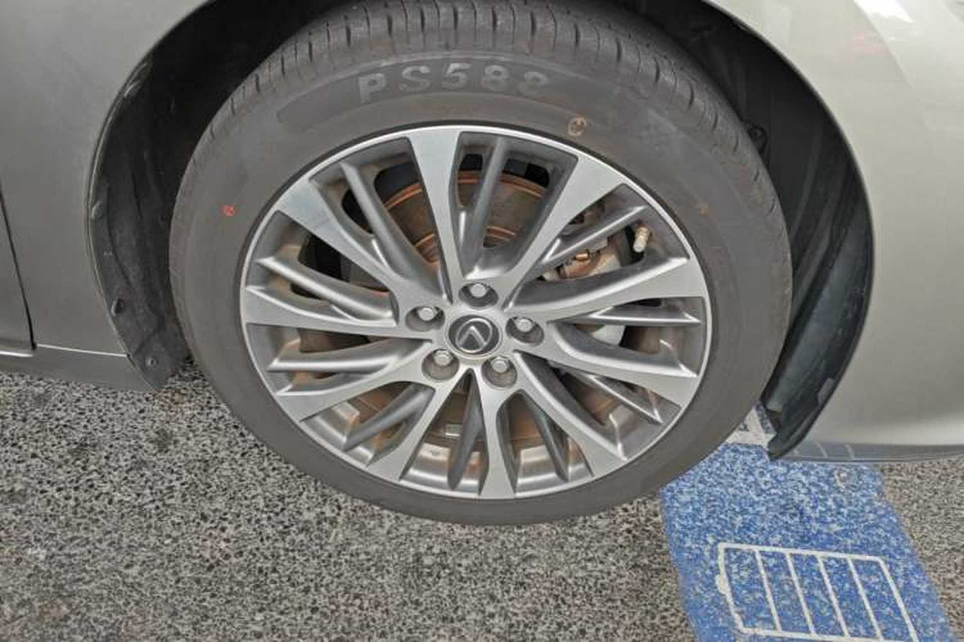 Used Lexus ES 2018 300h Premium Edition China V Standard Right Front Wheel Hub