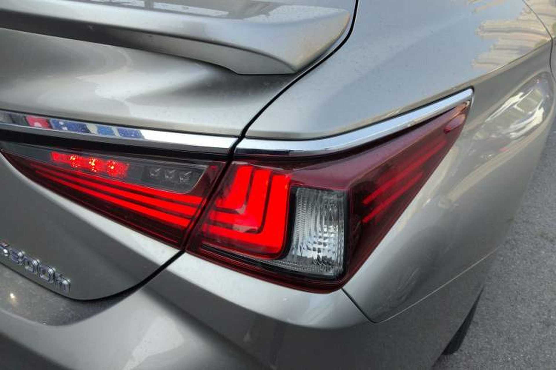 Used Lexus ES 2018 300h Premier Edition China V Standard Right Rear Taillight