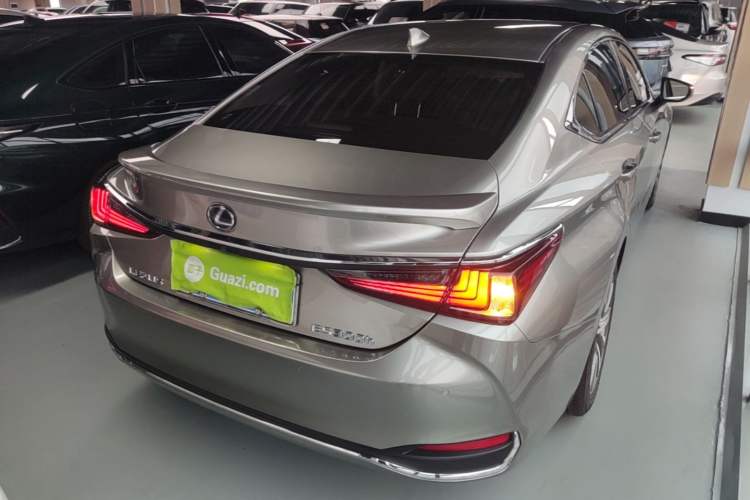 Used Lexus ES 2018 300h Premier Edition China VI Standard Right Rear Taillight