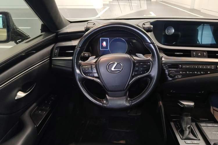 Used Lexus ES 2018 200 Excellence Edition China VI Standard Steering Wheel