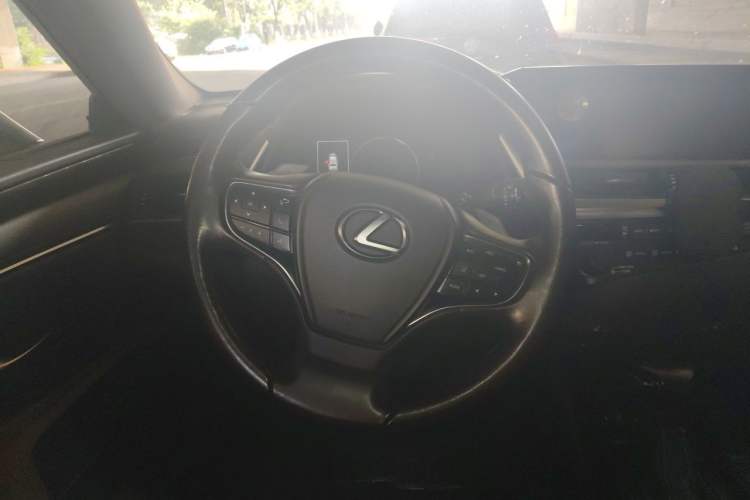 Used Lexus ES 2018 200 Excellence Edition China V Standard Steering Wheel