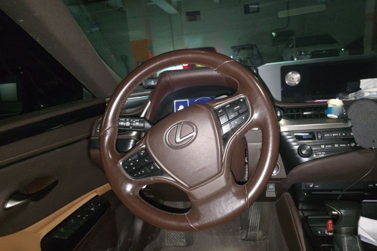 Used Lexus ES 2018 200 Excellence Edition China V Standard Steering Wheel