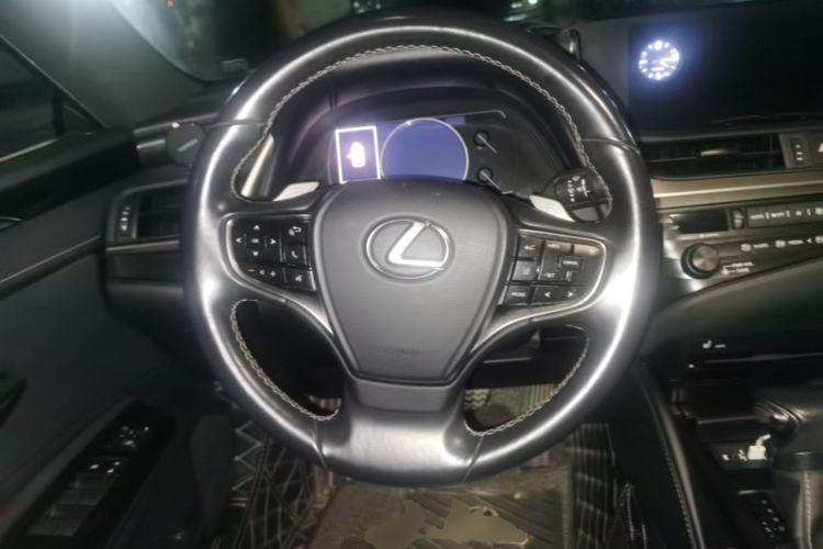 Used Lexus ES 2018 200 Excellence Edition China V Standard Steering Wheel