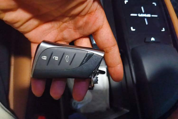 Used Lexus ES 2018 300h Premier Edition China VI Standard Vehicle Key