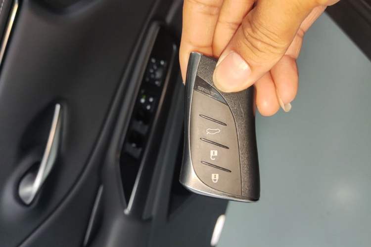Used Lexus ES 2018 300h Premier Edition China VI Standard Vehicle Key