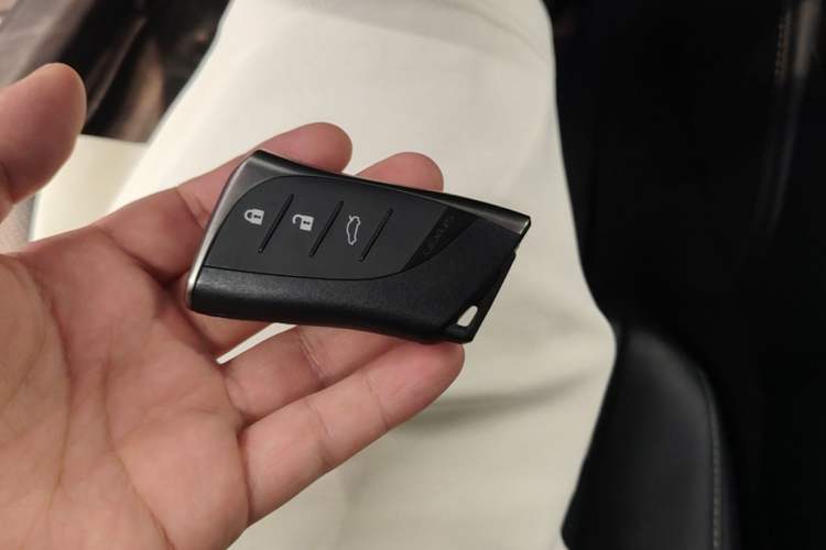 Used Lexus ES 2018 200 Excellence Edition China VI Standard Vehicle Key