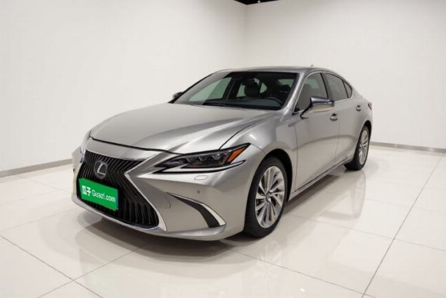 Ojetý Lexus ES 2018 300h Executive Version China V Standard