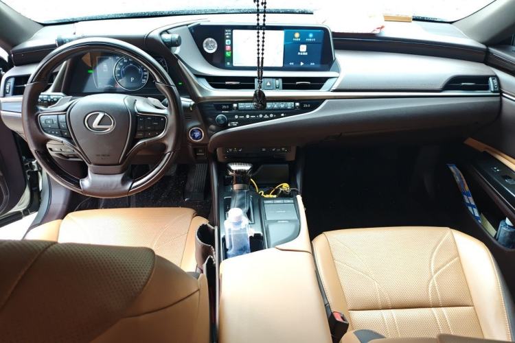 Used Lexus ES 2018 300h Premium Edition China VI Standard Center Console