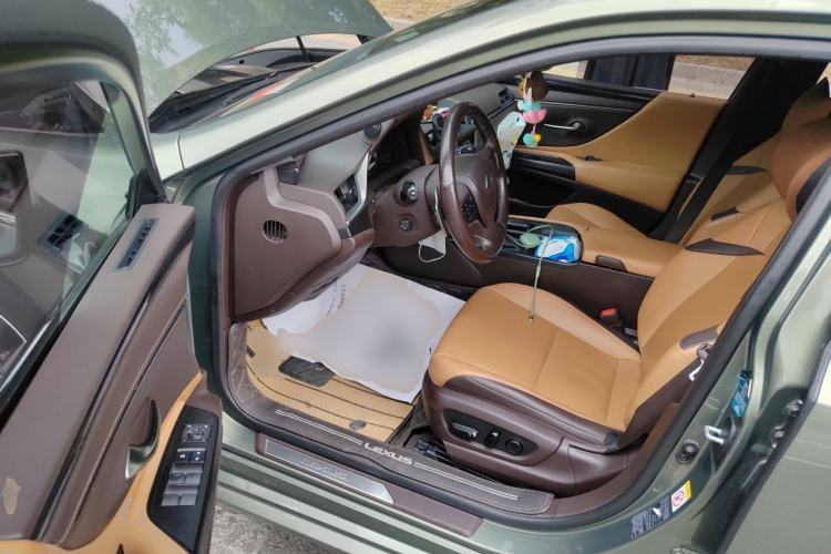 Used Lexus ES 2018 300h Premier Edition China VI Standard Driver Seat