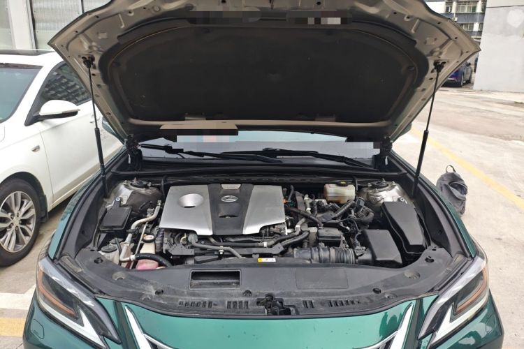 Used Lexus ES 2018 300h Premium Edition China VI Standard Engine Bay