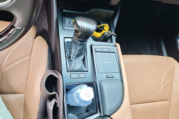 Used Lexus ES 2018 300h Premium Edition China VI Standard Gear Lever