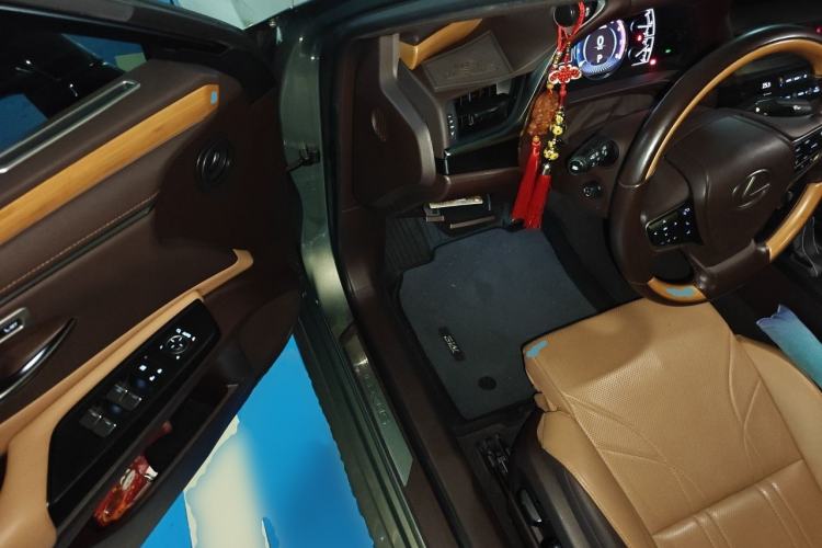 Used Lexus ES 2018 300h Premium Edition China V Standard Interior 3