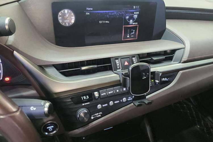 Used Lexus ES 2018 300h Premier Edition China VI Standard Audio And AC Panel