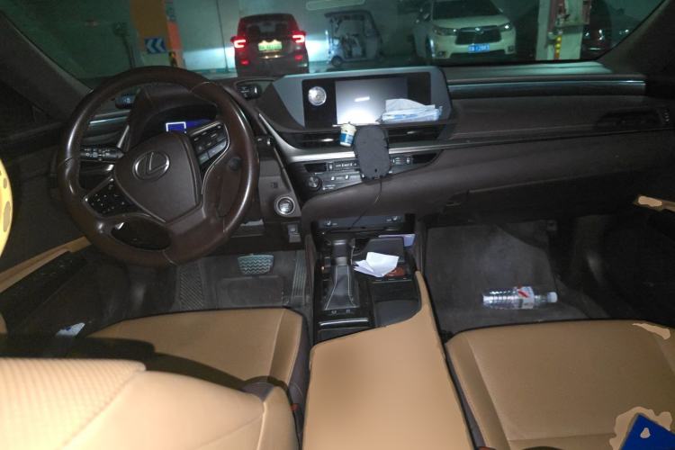 Used Lexus ES 2018 200 Excellence Edition China V Standard Center Console