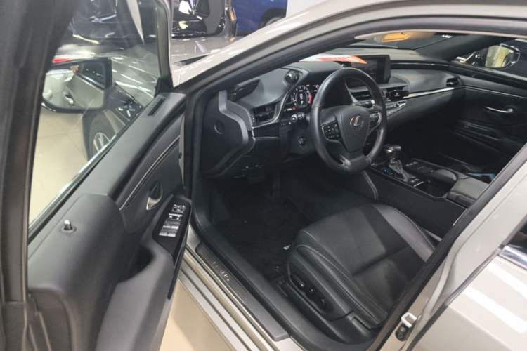 Used Lexus ES 2018 200 Excellence Edition China V Standard Driver Seat