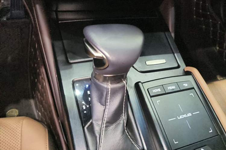 Used Lexus ES 2018 300h Premier Edition China VI Standard Gear Lever