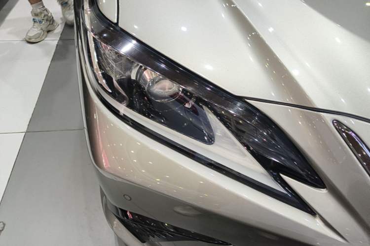Used Lexus ES 2018 300h Premier Edition China VI Standard Right Front Headlight