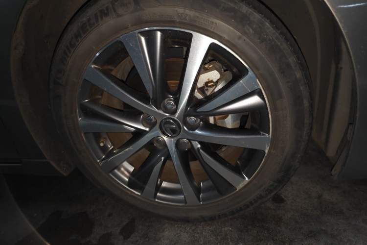 Used Lexus ES 2018 300h Premier Edition China VI Standard Right Front Wheel Hub