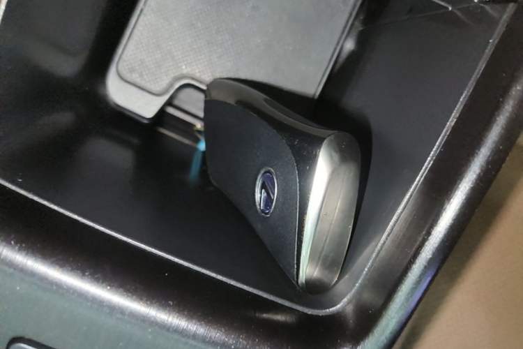 Used Lexus ES 2018 300h Premier Edition China VI Standard Vehicle Key