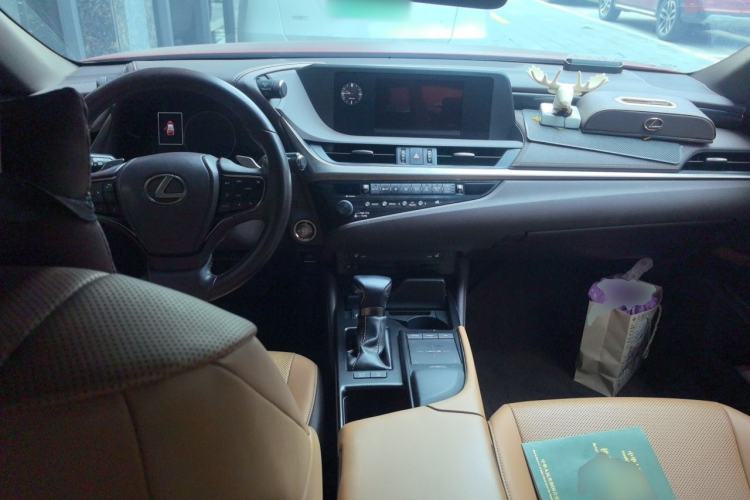 Used Lexus ES 2018 200 Excellence Edition China V Standard Center Console