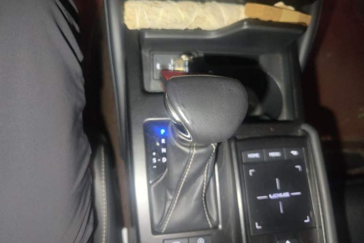 Used Lexus ES 2018 200 Excellence Edition China VI Standard Gear Lever