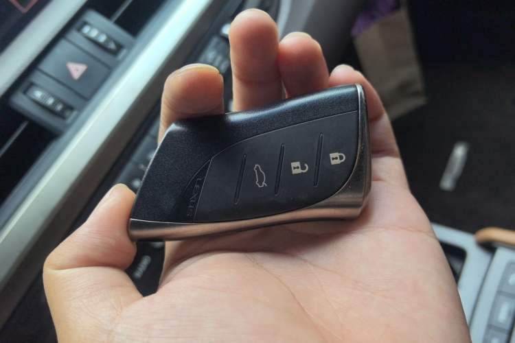 Used Lexus ES 2018 200 Excellence Edition China V Standard Vehicle Key