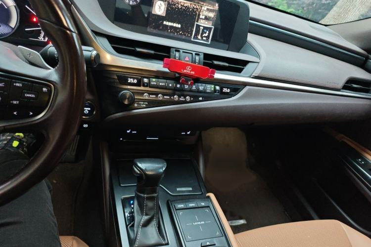 Used Lexus ES 2018 300h Premier Edition China VI Standard Audio And AC Panel