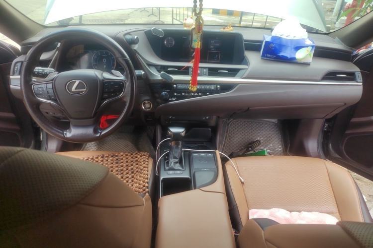Used Lexus ES 2018 200 Excellence Edition China VI Standard Center Console