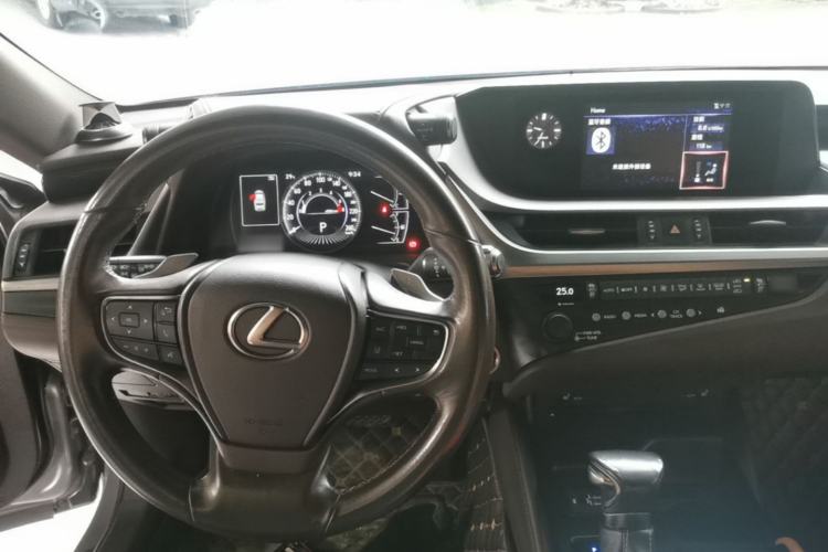Used Lexus ES 2018 200 Excellence Edition China V Standard Center Console