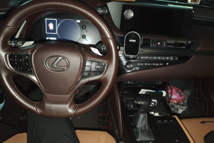 Used Lexus ES 2018 200 Excellence Edition China VI Standard Center Console