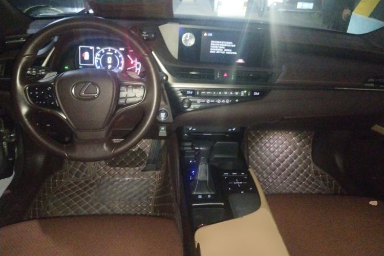 Used Lexus ES 2018 200 Excellence Edition China VI Standard Center Console