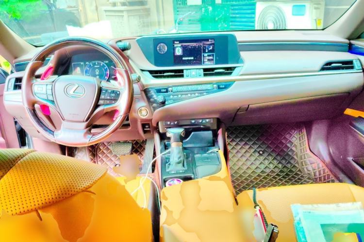 Used Lexus ES 2018 200 Luxury Edition China VI Center Console