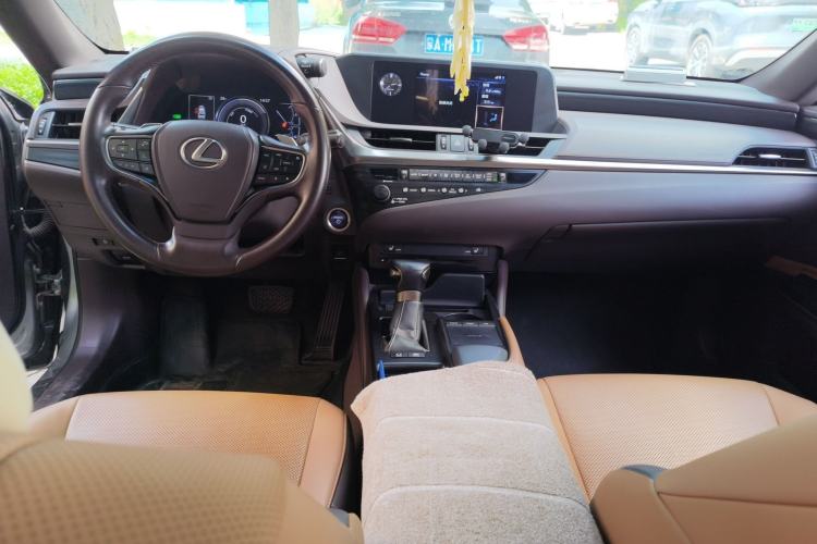 Used Lexus ES 2018 300h Premier Edition China VI Standard Center Console