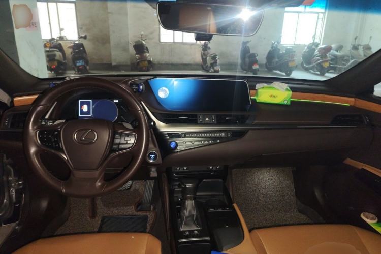 Used Lexus ES 2018 300h Premier Edition China VI Standard Center Console