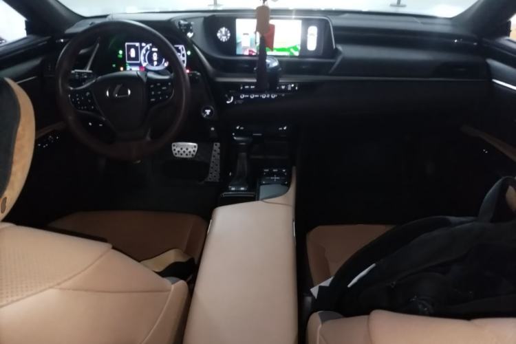 Used Lexus ES 2018 300h Premier Edition China V Standard Center Console