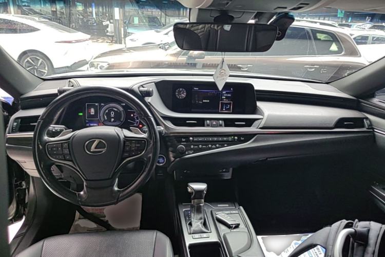 Used Lexus ES 2018 300h Premier Edition China VI Standard Center Console