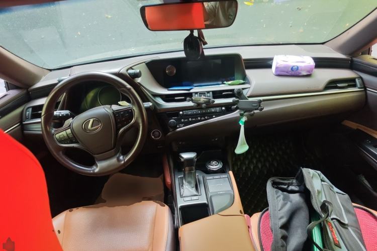 Used Lexus ES 2018 300h Premier Edition China V Standard Center Console