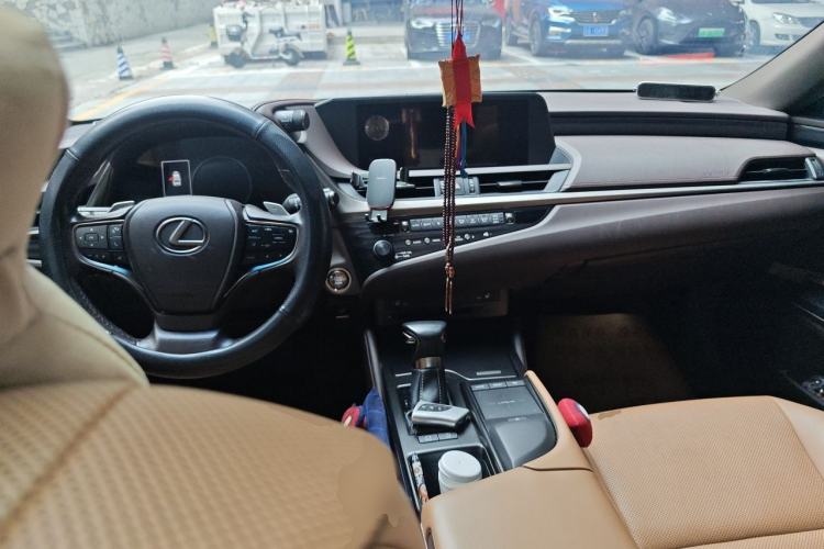 Used Lexus ES 2018 200 Excellence Edition China VI Standard Center Console